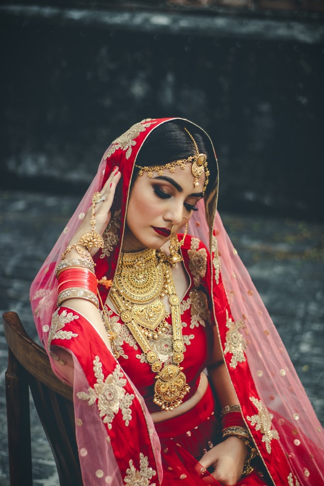 indiand-bride-wearing-red