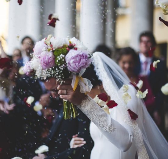 Throwing rice in the wedding day