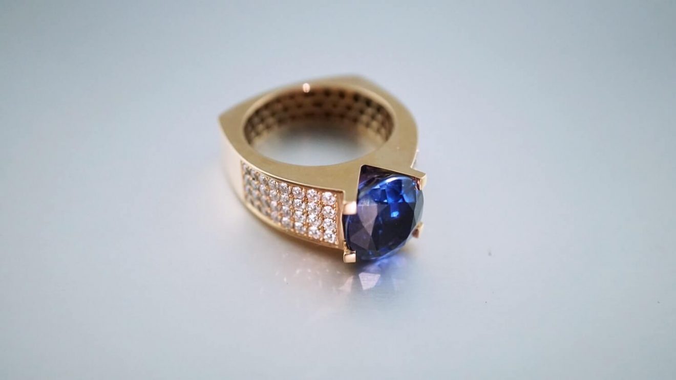 Blue sapphire ring