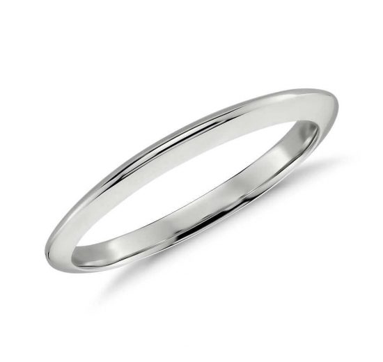Knife edge wedding ring closeup