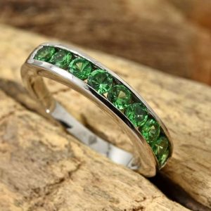 Green chrome diopside ring