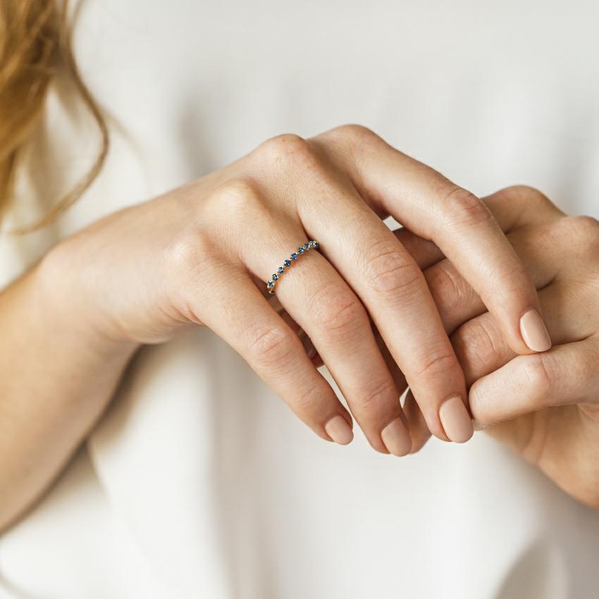 London blue topaz wedding ring on the woman's finger